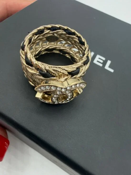 "STUNNING" RARE CHANEL RING. - Picture 3 of 6